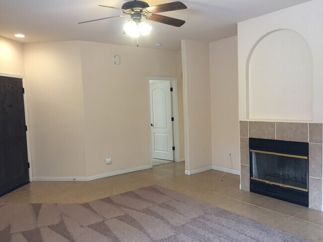 Building Photo - Wonderful 4+2 located North of Stockdale H...