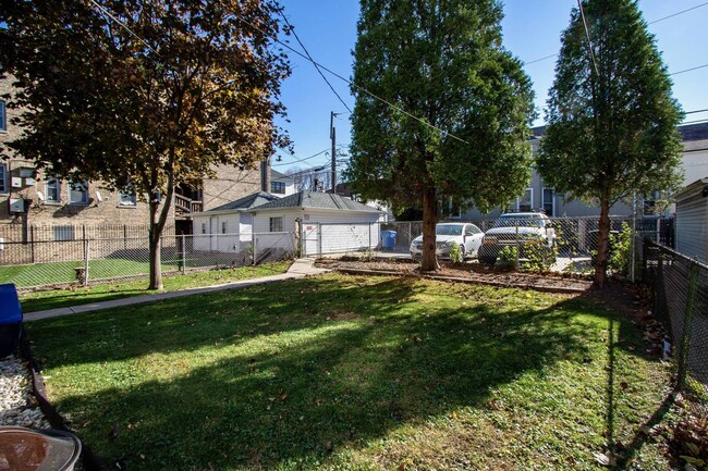 Building Photo - 2251 W Montrose Ave