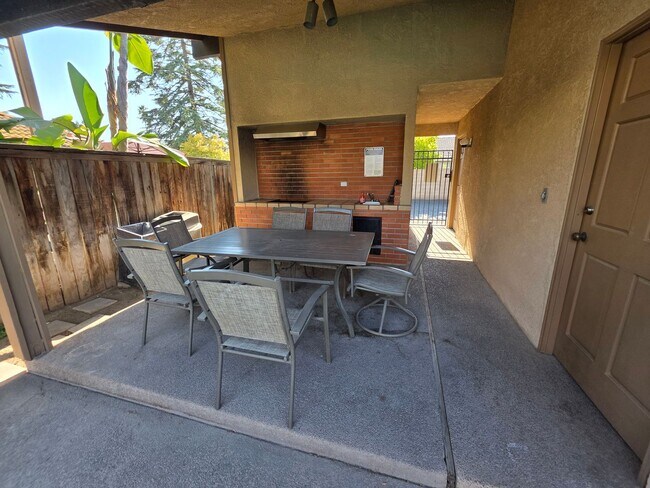 Building Photo - 724 E Magill Ave