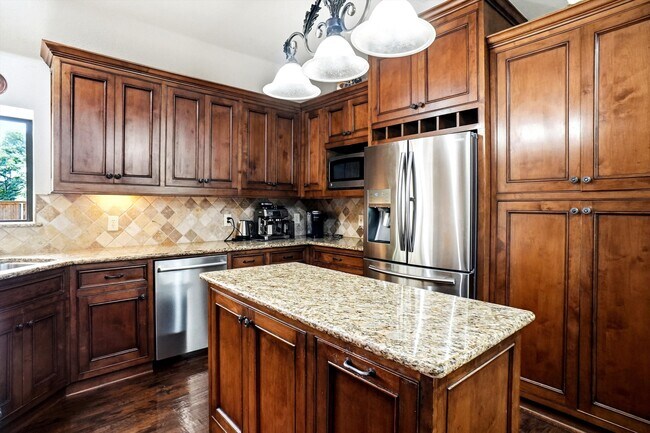 Building Photo - 2412 Emerald Cir