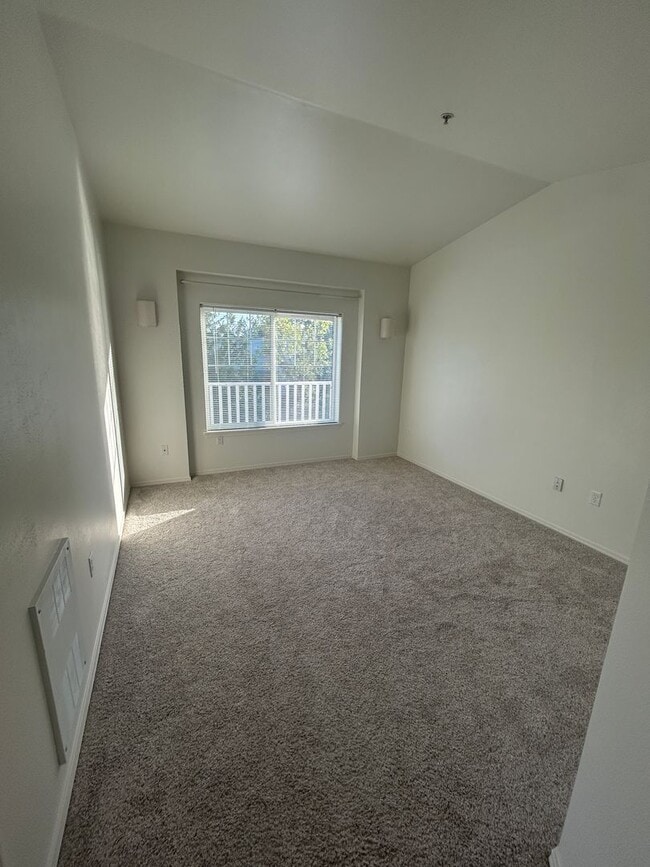 Building Photo - 3 Bed, 2 bath 3rd floor Condo w/garage in ...