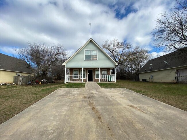 Building Photo - 10910 Shady Oaks Dr