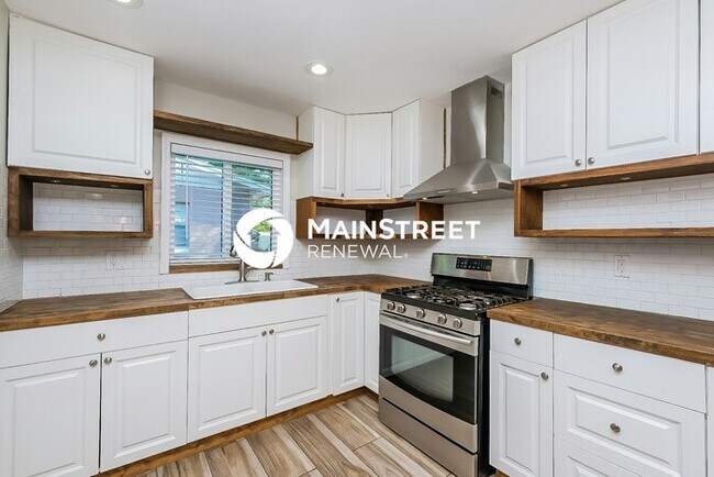 Building Photo - 4 Bedroom Pet-Friendly Home in LARGO, FL with Main Street Renewal