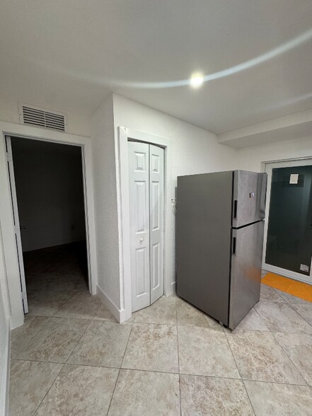 Building Photo - 1521 E 7th Ct