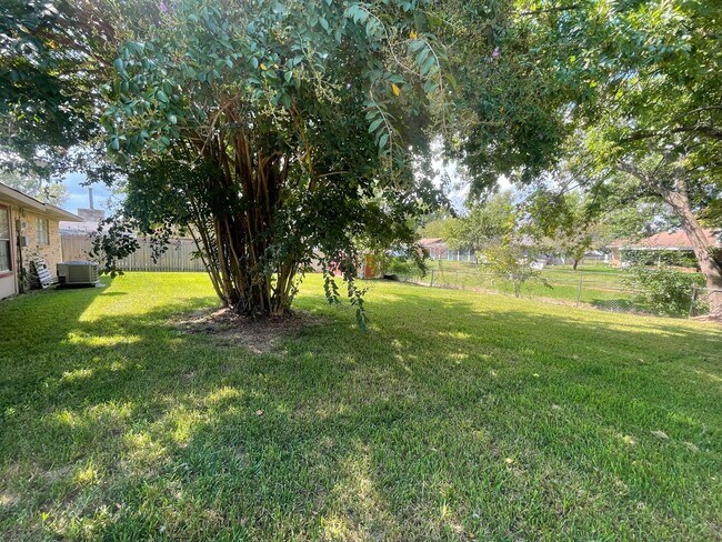 Building Photo - South Bossier Beauty! Hurry Before Its Gone!