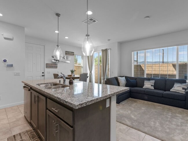 Building Photo - fantastic 4 bedroom 4 bath * solar home * ...