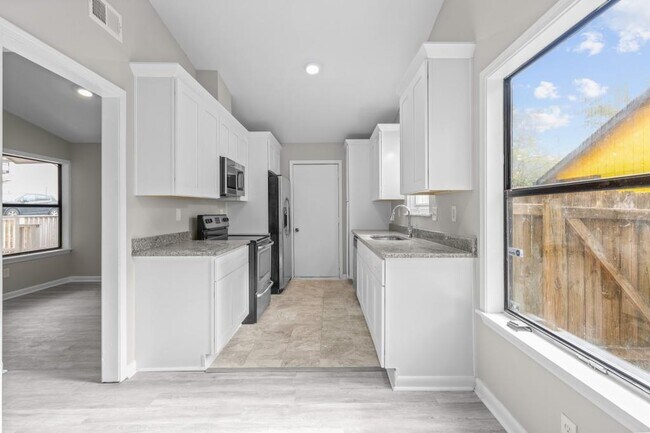 Building Photo - 1042 Mainstreet Lake Dr