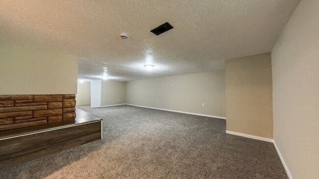 Building Photo - Spacious 3 Bedroom 1.5 Bath Home- Located ...