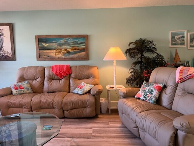 Building Photo - Bring your dog!  2 bedroom, 2 bath, Single family home in South Venice