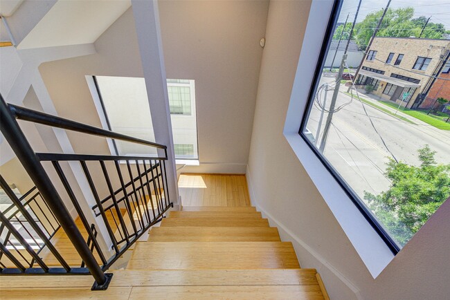 Building Photo - 113 Tuam St