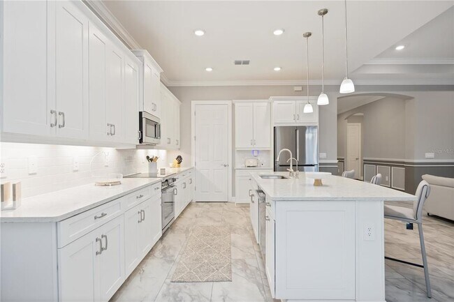 Building Photo - 645 Maraviya Blvd
