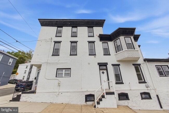 Building Photo - 213 Hermitage St
