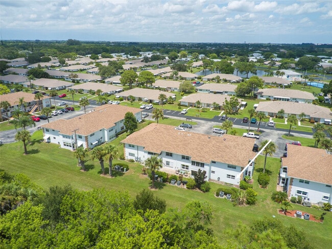 Building Photo - 1217 S Lakes End Dr