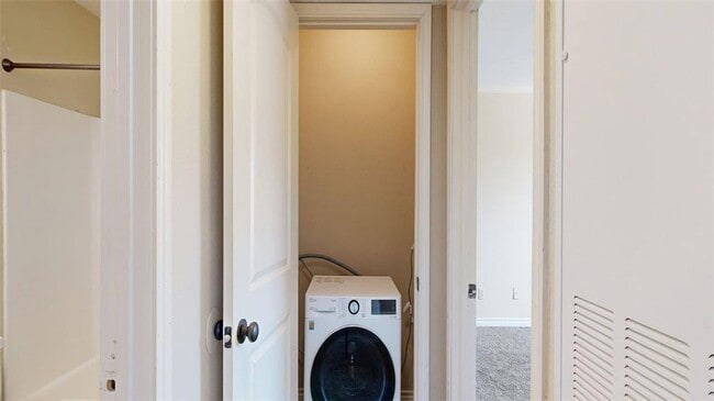 Building Photo - 904 University Oaks Blvd