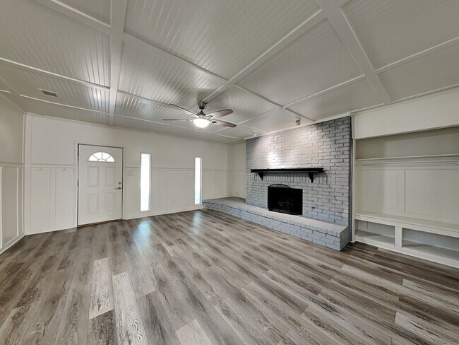 Building Photo - 1019 Park Center St