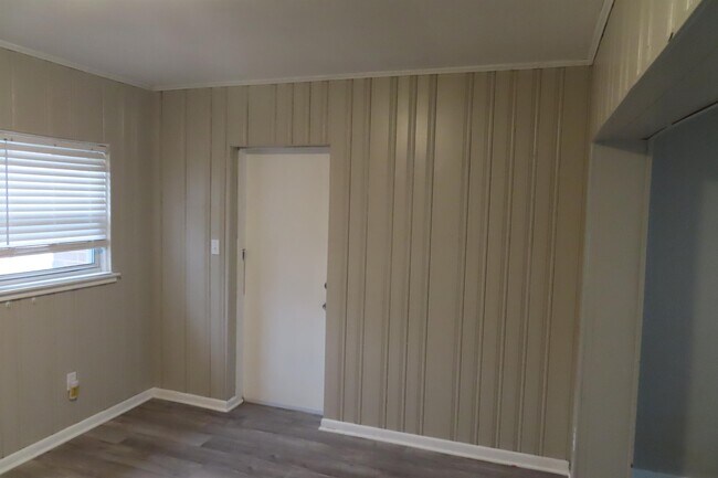 Building Photo - 1121 Fairwood Ave