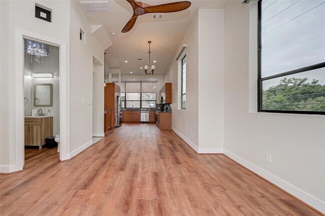 Building Photo - 2301 Camden Dr