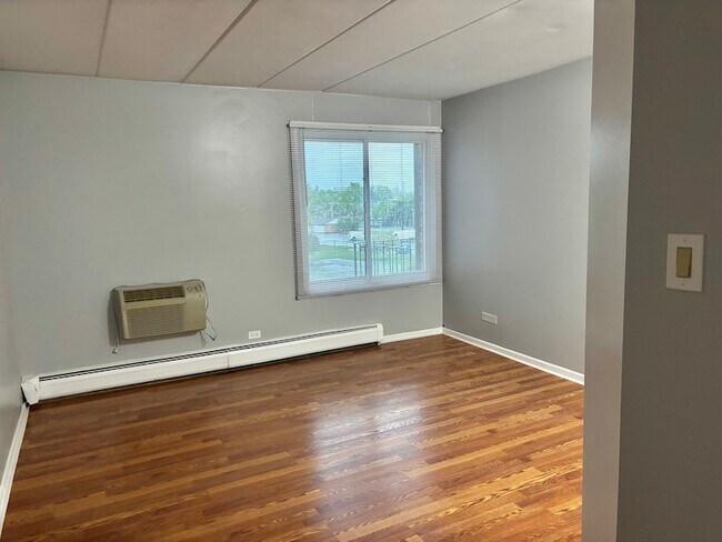 Building Photo - 18 E Old Willow Rd