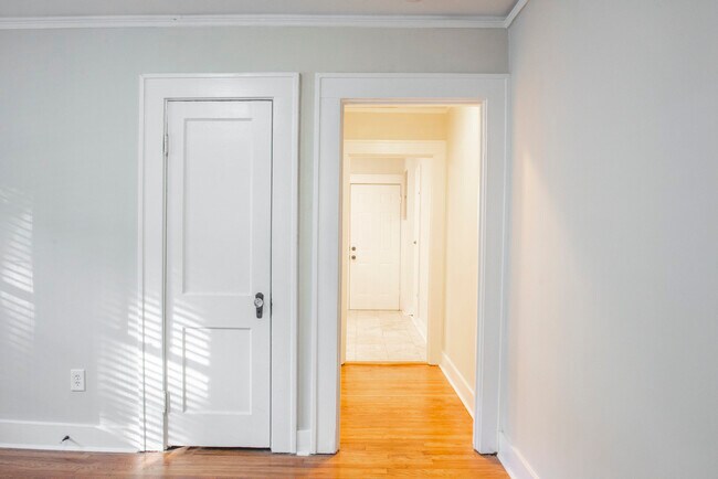 Building Photo - Renovated 1 bedroom apartment