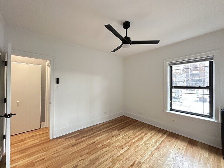 Building Photo - 639 W Cornelia Ave