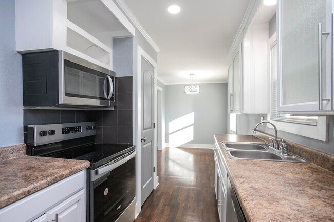 Building Photo - 1111 Westchester Dr