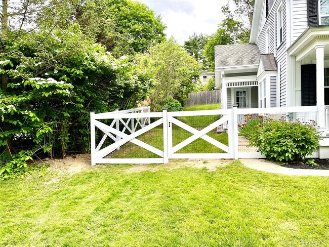 Building Photo - 5 Valley Farm Rd