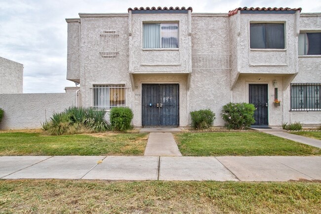 Building Photo - Wonderful Townhome centrally located.  Kit...