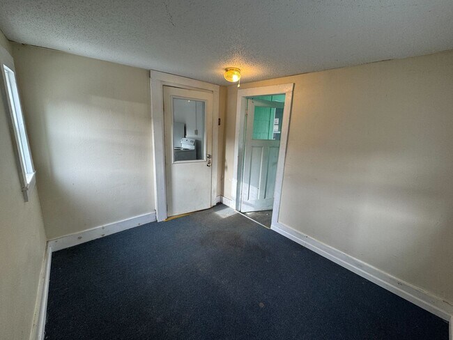 Building Photo - Cozy 2-Bedroom House with Heat Included
