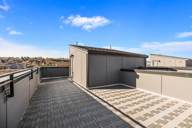 Building Photo - South Seattle Newer Townhome - Great location and floorplan