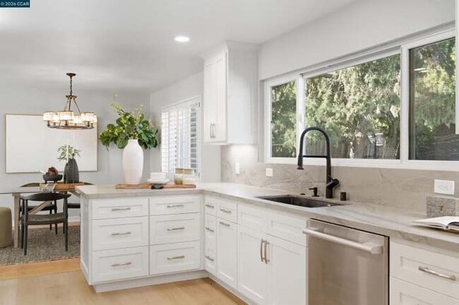 Building Photo - 2933 Madeira Way