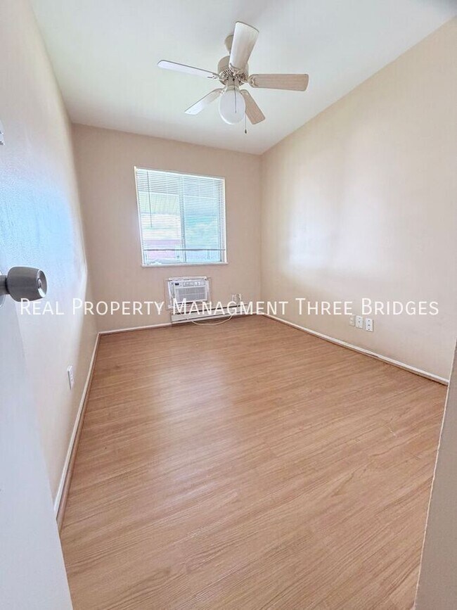 Building Photo - 7431G Hazelcrest Drive-