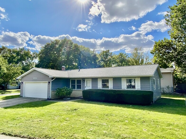 Building Photo - 2009 Crescent Dr