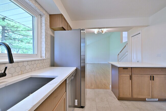Building Photo - 6750 N Kostner Ave