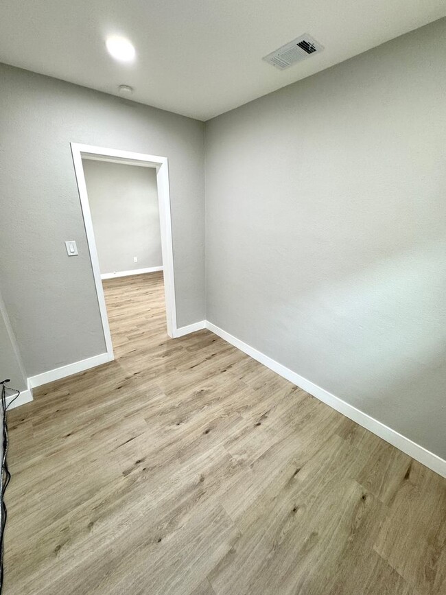 Building Photo - Charming 2 Bedroom Home Near Olivedale Par...