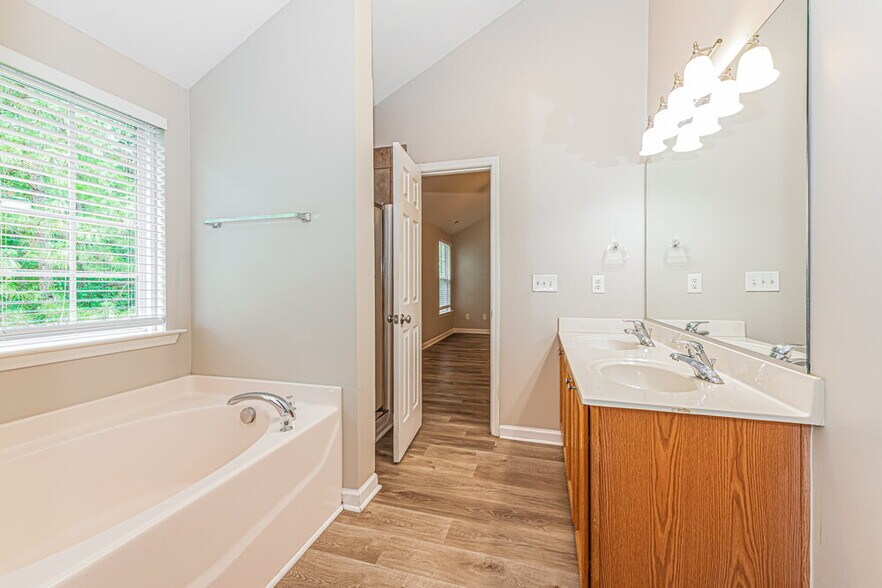 Building Photo - 1549 Pebble Ridge Dr