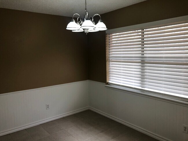 Building Photo - 3 bedrooms, 2 baths with a 2 car garage fo...