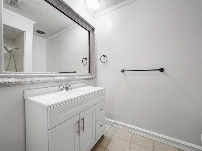 Building Photo - 7700 Creekbend Dr