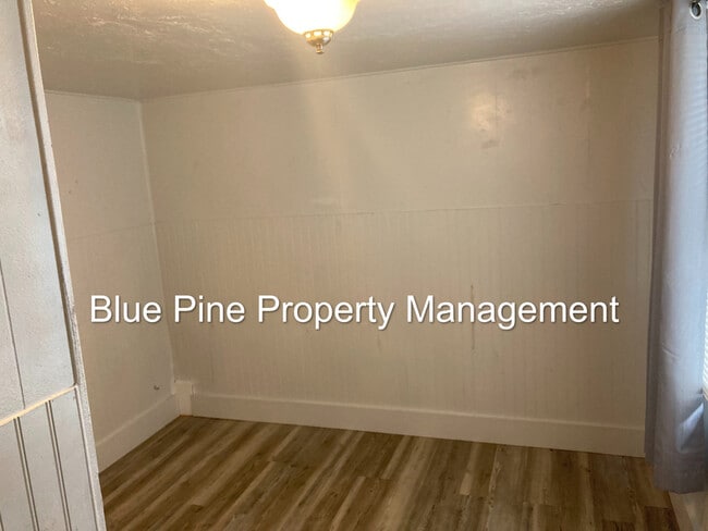 Building Photo - 560 Oneida Ave