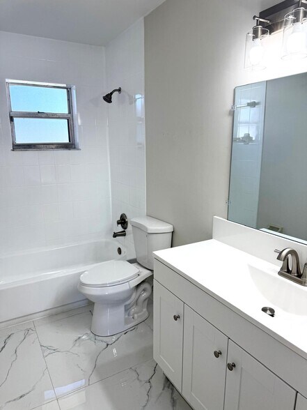 Building Photo - 699 NW Riverside Dr