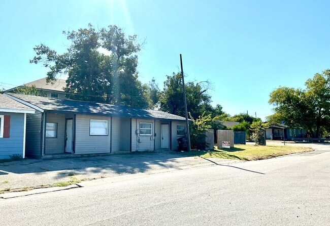 Primary Photo - 613 W Avenue D