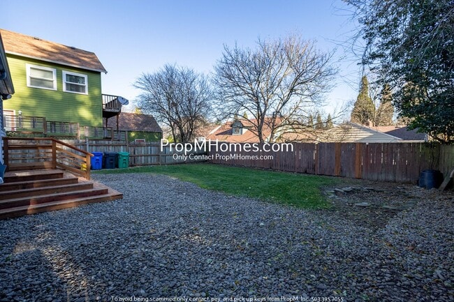 Building Photo - 4 Bedroom in the Heart of Sellwood! Fenced Backyard and Huge Basement!
