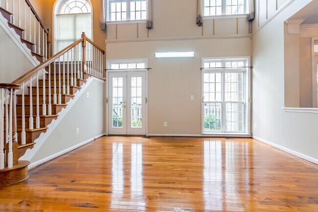 Building Photo - Spacious, Light-Filled Home in the Desirable Broadlands