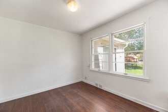 Building Photo - 2 Weeks FREE RENT! Charming 3 Bed 1 Bath In Quiet Neighborhood