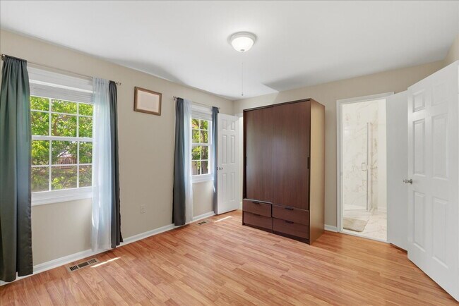 Building Photo - Comfortable Single-Family Home with Functional Layout and Outdoor Space