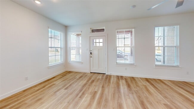 Building Photo - 2910 ELLE DR