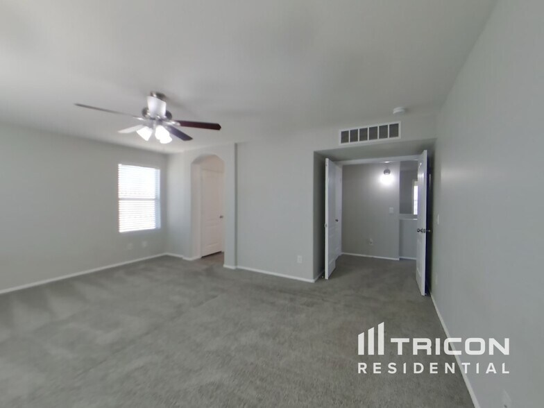 Building Photo - 930 W Mesquite Tree Ln