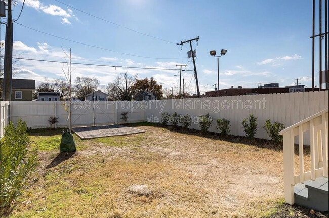 Building Photo - 2010 Maury St