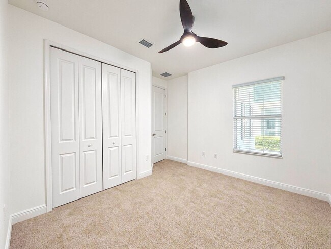 Building Photo - Lake View attached villa 2 bed/2 bath and a den