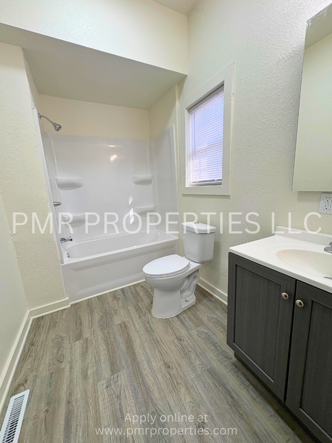 Building Photo - 2 Bedrooms/1 Bathroom House