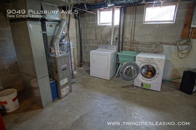 Building Photo - 3 Bedrooms Top Level w/ Full Bath - 2 Car ...